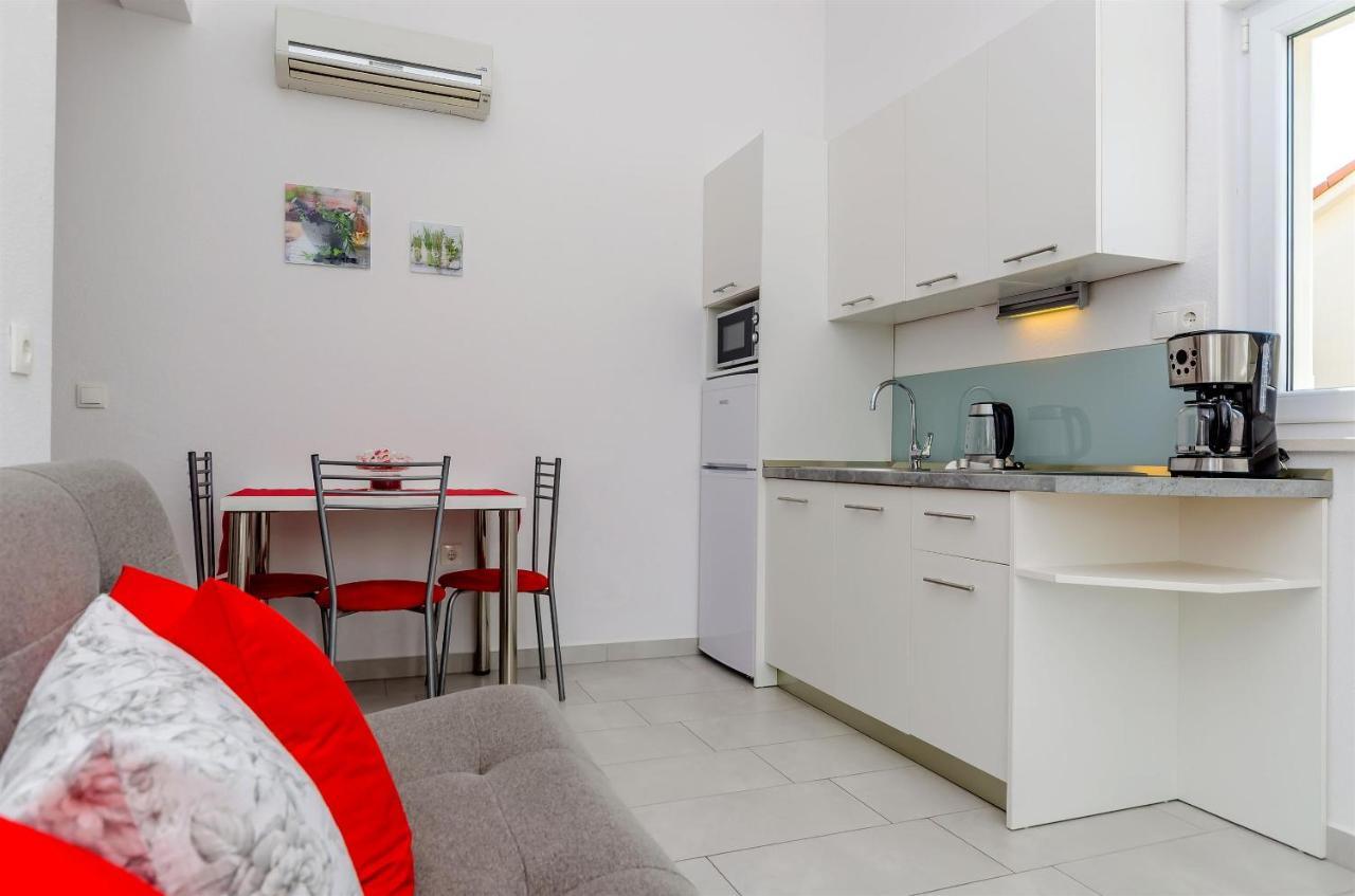 Apartments And Room Maestral Trogir Exterior photo